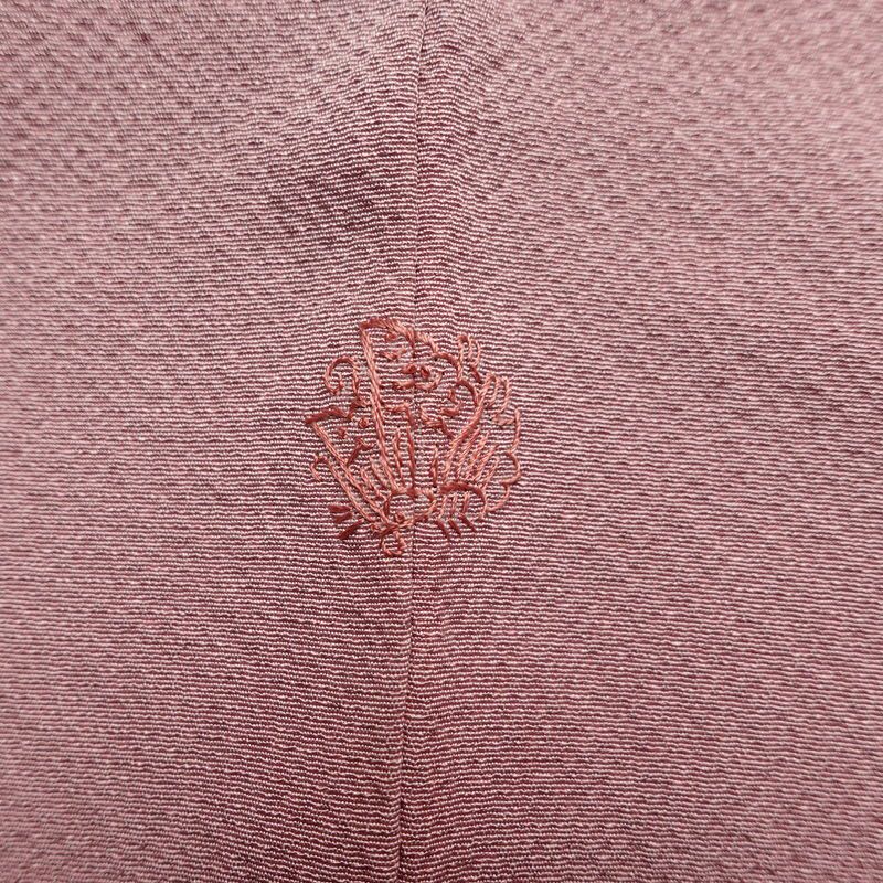 付け下げ 縮緬 スワトウ刺繍 一つ紋付き 正絹 幾何学柄・抽象柄 袷仕立て 身丈149.5cm 裄丈63cm リサイクル着物 一部しつけ糸付き 着物 入学式 卒業式 七五三 お宮参り フォーマル 上品 紫・藤色_画像12