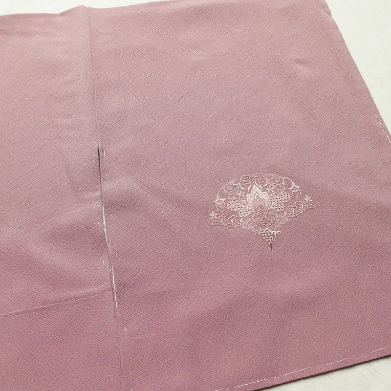 付け下げ 縮緬 スワトウ刺繍 一つ紋付き 正絹 幾何学柄・抽象柄 袷仕立て 身丈149.5cm 裄丈63cm リサイクル着物 一部しつけ糸付き 着物 入学式 卒業式 七五三 お宮参り フォーマル 上品 紫・藤色_画像13