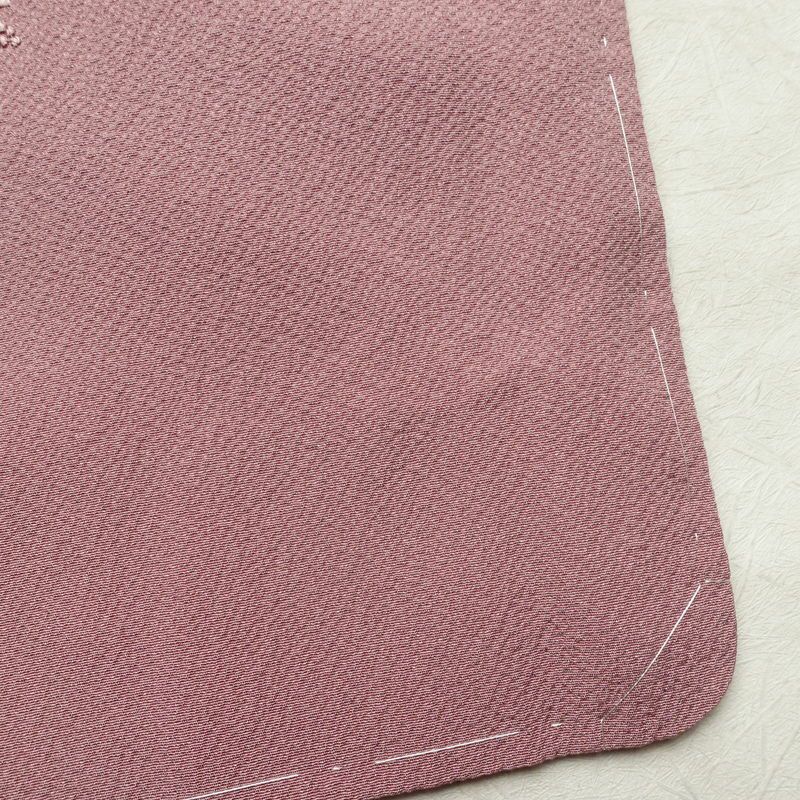 付け下げ 縮緬 スワトウ刺繍 一つ紋付き 正絹 幾何学柄・抽象柄 袷仕立て 身丈149.5cm 裄丈63cm リサイクル着物 一部しつけ糸付き 着物 入学式 卒業式 七五三 お宮参り フォーマル 上品 紫・藤色_画像15