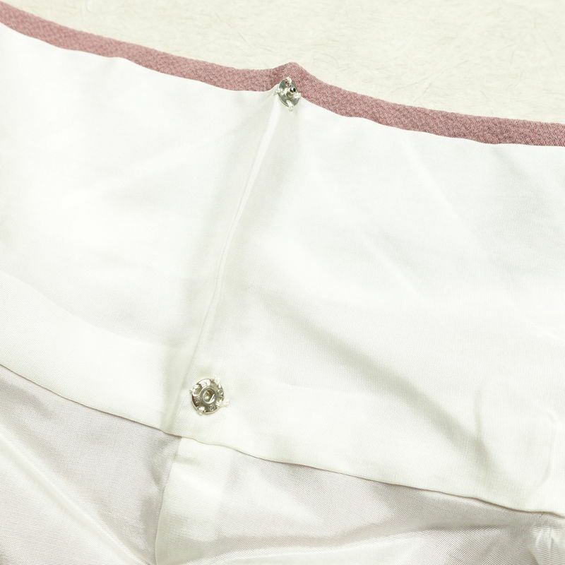 付け下げ 縮緬 スワトウ刺繍 一つ紋付き 正絹 幾何学柄・抽象柄 袷仕立て 身丈149.5cm 裄丈63cm リサイクル着物 一部しつけ糸付き 着物 入学式 卒業式 七五三 お宮参り フォーマル 上品 紫・藤色_画像18