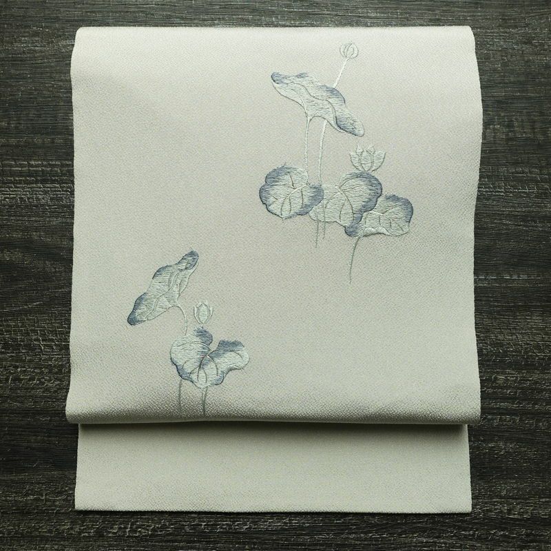 名古屋帯 太鼓柄 縮緬 正絹 木の葉・植物柄 名古屋仕立て なごや帯 リサイクル帯 帯 刺繍 銀糸 シンプル 上品 グレー_画像1