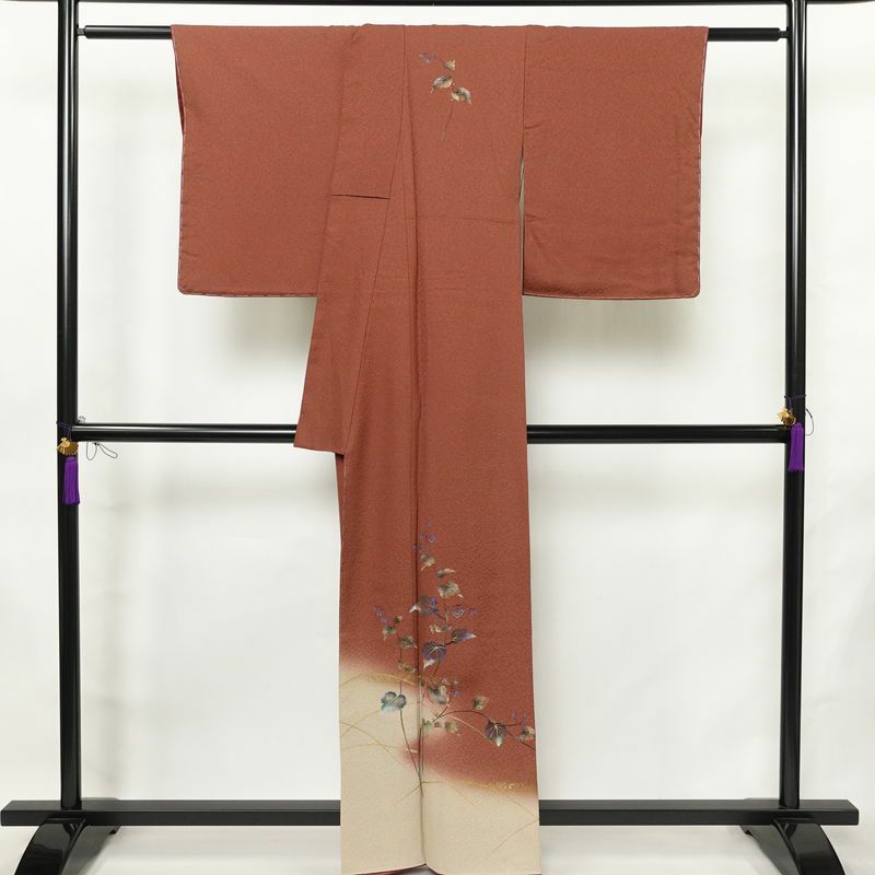付け下げ 美品 落款入り しつけ糸付き 正絹 木の葉・植物柄 袷仕立て 身丈160.5cm 裄丈66.5cm リサイクル着物 着物 箔 茶_画像2