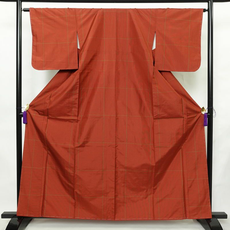 紬 しつけ糸付き 正絹 チェック・格子柄 袷仕立て 身丈162cm 裄丈63.5cm リサイクル着物 着物 モダン シンプル 赤・朱_画像1