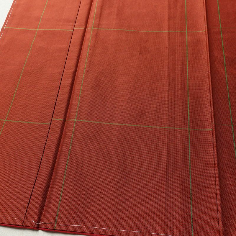 紬 しつけ糸付き 正絹 チェック・格子柄 袷仕立て 身丈162cm 裄丈63.5cm リサイクル着物 着物 モダン シンプル 赤・朱_画像4