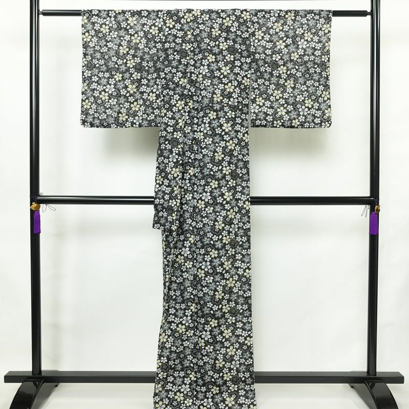 盛夏 小紋 良品 夏用 ポリエステル 花柄 単衣仕立て 身丈164.5cm 裄丈65.5cm リサイクル着物 着物 桜 黒_画像2