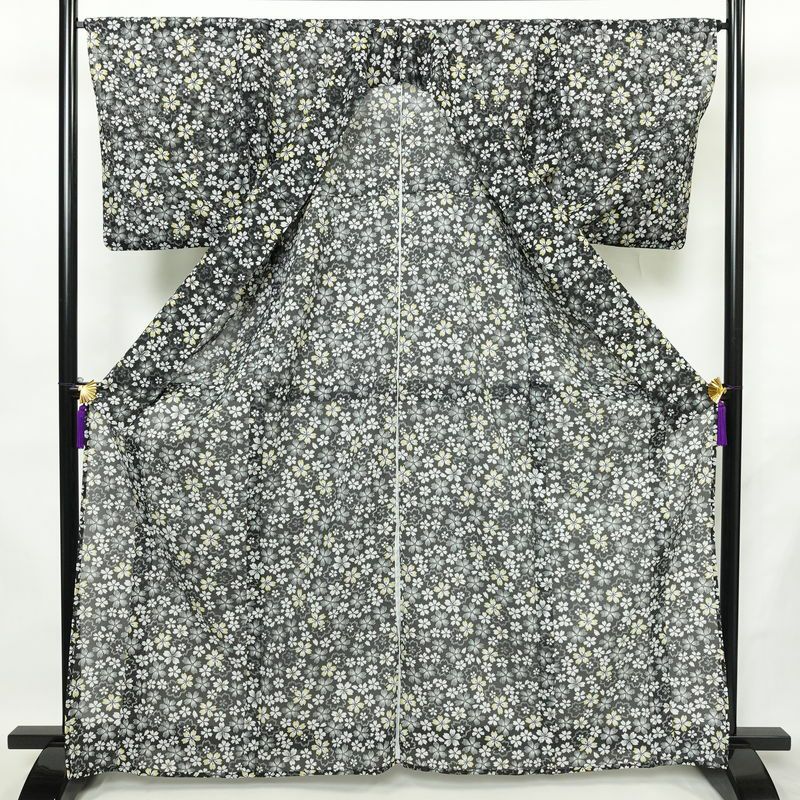 盛夏 小紋 良品 夏用 ポリエステル 花柄 単衣仕立て 身丈164.5cm 裄丈65.5cm リサイクル着物 着物 桜 黒_画像3