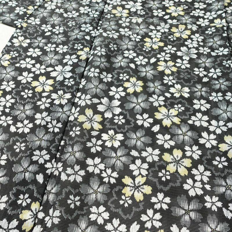 盛夏 小紋 良品 夏用 ポリエステル 花柄 単衣仕立て 身丈164.5cm 裄丈65.5cm リサイクル着物 着物 桜 黒_画像5