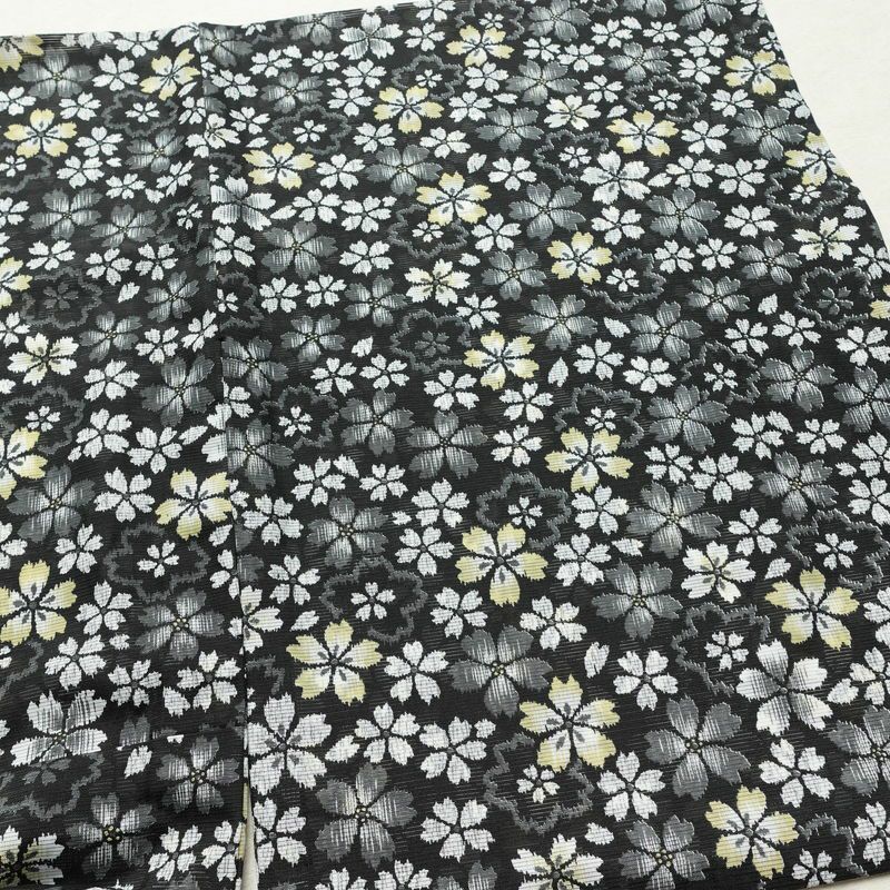 盛夏 小紋 良品 夏用 ポリエステル 花柄 単衣仕立て 身丈164.5cm 裄丈65.5cm リサイクル着物 着物 桜 黒_画像13