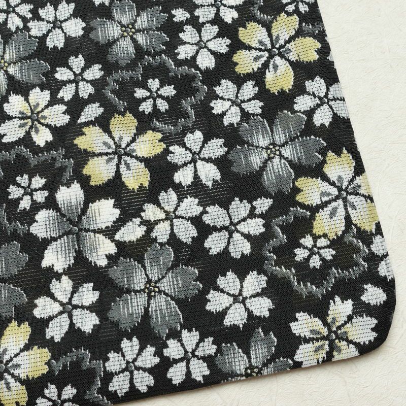 盛夏 小紋 良品 夏用 ポリエステル 花柄 単衣仕立て 身丈164.5cm 裄丈65.5cm リサイクル着物 着物 桜 黒_画像15