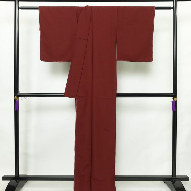 色無地 しつけ糸付き ポリエステル 無地 袷仕立て 身丈163.5cm 裄丈65cm リサイクル着物 着物 小豆・エンジ_画像2