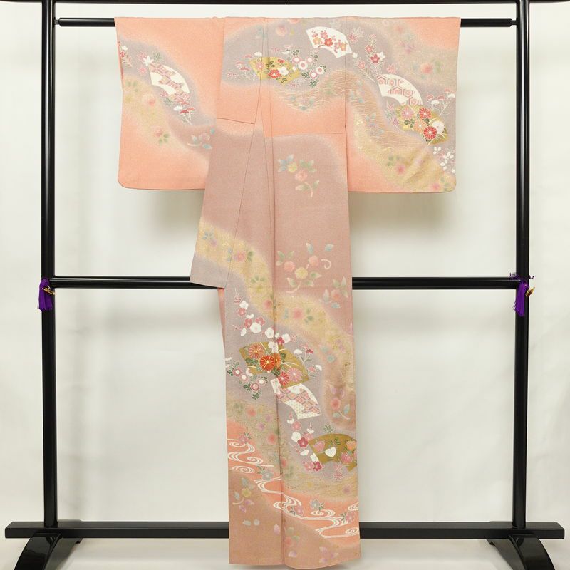 訪問着 美品 落款入り 金駒刺繍 正絹 古典柄 袷仕立て 身丈158.5cm 裄丈65.5cm リサイクル着物 着物 箔 金彩 扇面 ピンク_画像2