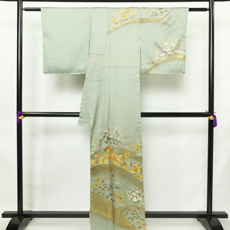 付け下げ 綸子 金駒刺繍 正絹 木の葉・植物柄 袷仕立て 身丈162.5cm 裄丈68.5cm リサイクル着物 一部しつけ糸付き 着物 箔 金彩 入学式 卒業式 七五三 お宮参り フォーマル 緑・うぐいす色_画像2