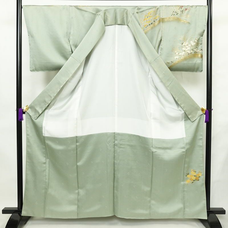 付け下げ 綸子 金駒刺繍 正絹 木の葉・植物柄 袷仕立て 身丈162.5cm 裄丈68.5cm リサイクル着物 一部しつけ糸付き 着物 箔 金彩 入学式 卒業式 七五三 お宮参り フォーマル 緑・うぐいす色_画像3