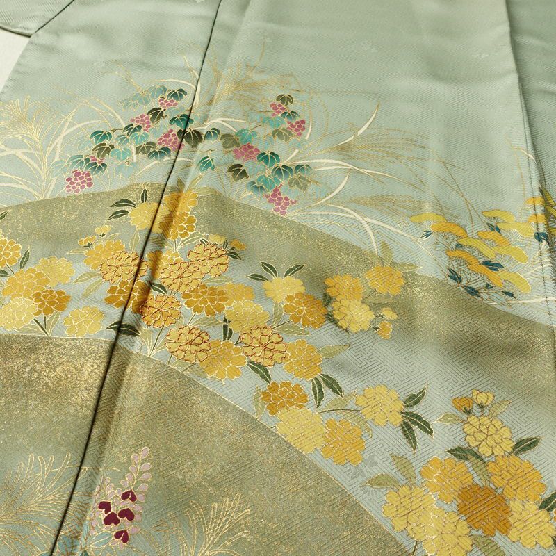 付け下げ 綸子 金駒刺繍 正絹 木の葉・植物柄 袷仕立て 身丈162.5cm 裄丈68.5cm リサイクル着物 一部しつけ糸付き 着物 箔 金彩 入学式 卒業式 七五三 お宮参り フォーマル 緑・うぐいす色_画像5