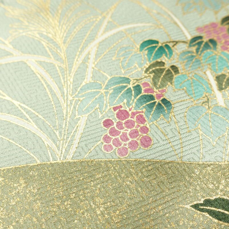 付け下げ 綸子 金駒刺繍 正絹 木の葉・植物柄 袷仕立て 身丈162.5cm 裄丈68.5cm リサイクル着物 一部しつけ糸付き 着物 箔 金彩 入学式 卒業式 七五三 お宮参り フォーマル 緑・うぐいす色_画像8