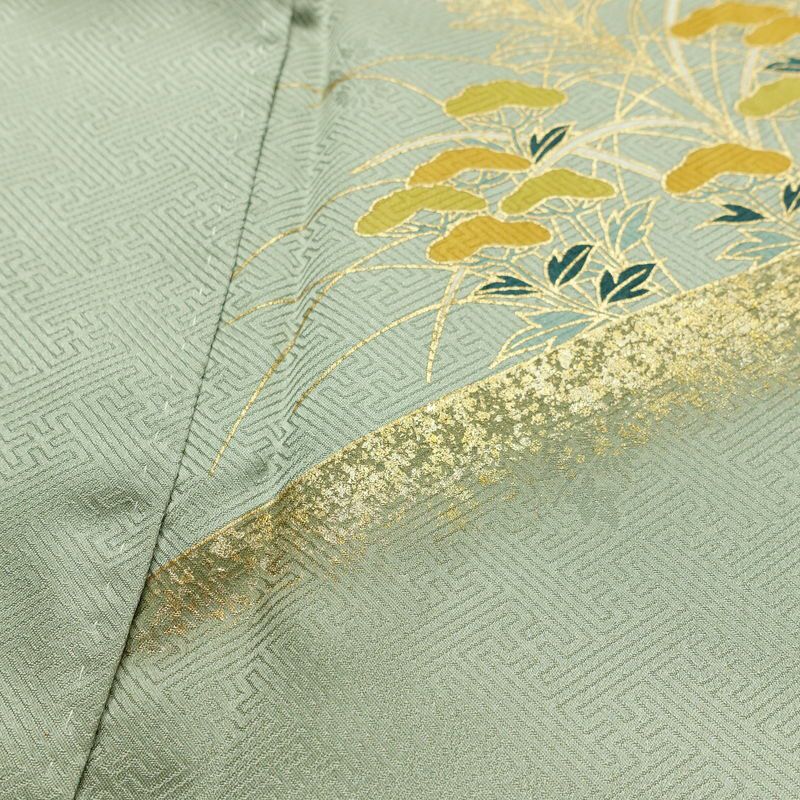 付け下げ 綸子 金駒刺繍 正絹 木の葉・植物柄 袷仕立て 身丈162.5cm 裄丈68.5cm リサイクル着物 一部しつけ糸付き 着物 箔 金彩 入学式 卒業式 七五三 お宮参り フォーマル 緑・うぐいす色_画像17