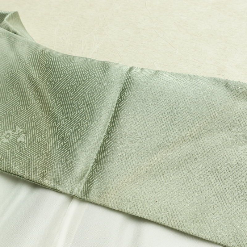 付け下げ 綸子 金駒刺繍 正絹 木の葉・植物柄 袷仕立て 身丈162.5cm 裄丈68.5cm リサイクル着物 一部しつけ糸付き 着物 箔 金彩 入学式 卒業式 七五三 お宮参り フォーマル 緑・うぐいす色_画像20