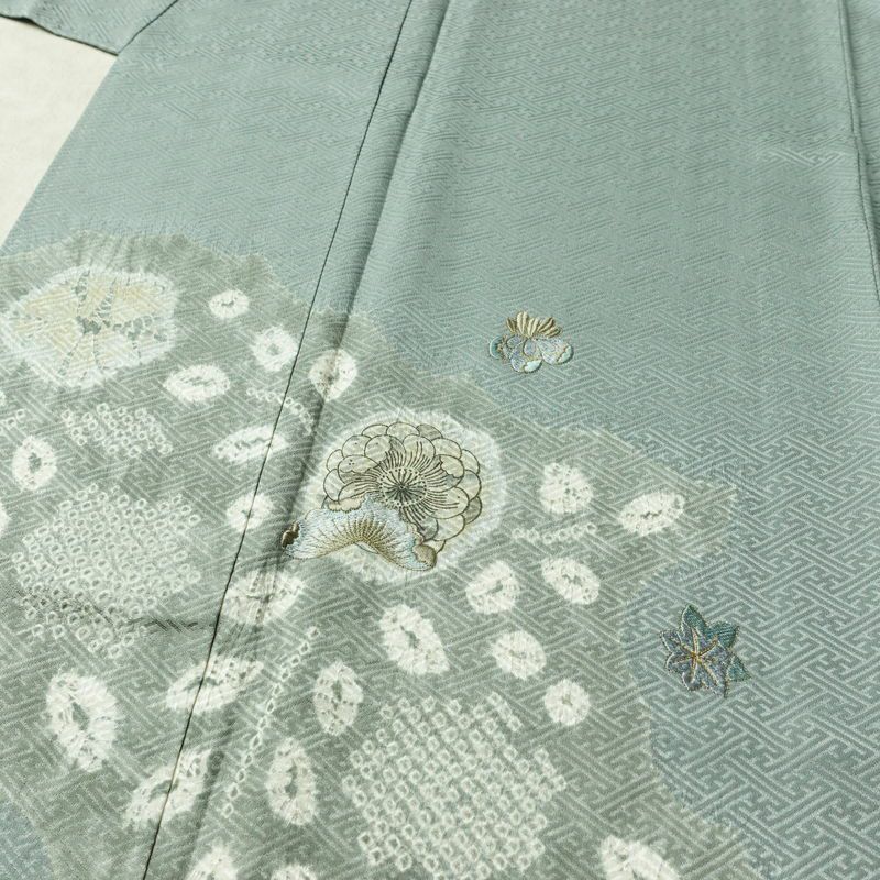 付け下げ 良品 綸子 しつけ糸付き 絞り 正絹 花柄 袷仕立て 身丈155.5cm 裄丈65cm リサイクル着物 着物 刺繍 入学式 卒業式 七五三 お宮参り フォーマル 上品 青・紺_画像5