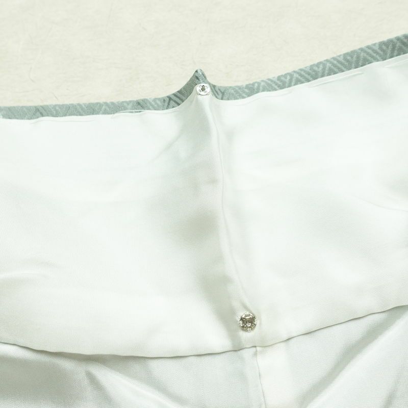 付け下げ 良品 綸子 しつけ糸付き 絞り 正絹 花柄 袷仕立て 身丈155.5cm 裄丈65cm リサイクル着物 着物 刺繍 入学式 卒業式 七五三 お宮参り フォーマル 上品 青・紺_画像20