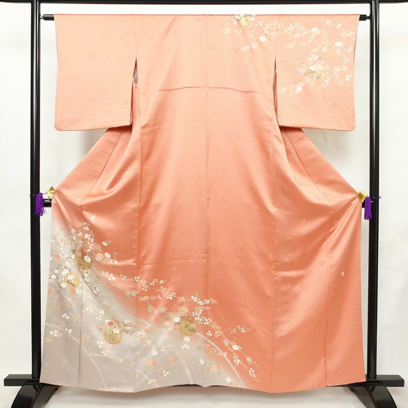 訪問着 良品 落款入り 綸子 正絹 木の葉・植物柄 袷仕立て 身丈159.5cm 裄丈63cm リサイクル着物 一部しつけ糸付き 着物 箔 刺繍 金彩 入学式 卒業式 七五三 お宮参り フォーマル 菊 萩 雪輪 サーモンピンク ピンク_画像1