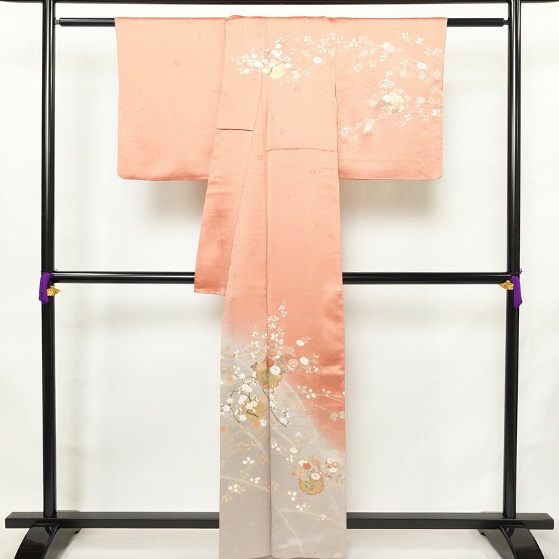 訪問着 良品 落款入り 綸子 正絹 木の葉・植物柄 袷仕立て 身丈159.5cm 裄丈63cm リサイクル着物 一部しつけ糸付き 着物 箔 刺繍 金彩 入学式 卒業式 七五三 お宮参り フォーマル 菊 萩 雪輪 サーモンピンク ピンク_画像2