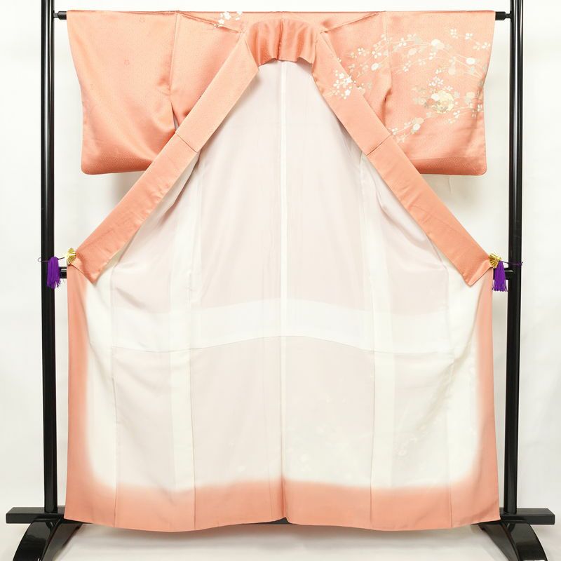 訪問着 良品 落款入り 綸子 正絹 木の葉・植物柄 袷仕立て 身丈159.5cm 裄丈63cm リサイクル着物 一部しつけ糸付き 着物 箔 刺繍 金彩 入学式 卒業式 七五三 お宮参り フォーマル 菊 萩 雪輪 サーモンピンク ピンク_画像3