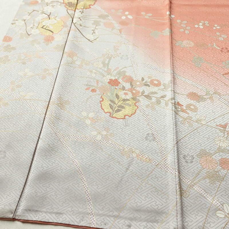 訪問着 良品 落款入り 綸子 正絹 木の葉・植物柄 袷仕立て 身丈159.5cm 裄丈63cm リサイクル着物 一部しつけ糸付き 着物 箔 刺繍 金彩 入学式 卒業式 七五三 お宮参り フォーマル 菊 萩 雪輪 サーモンピンク ピンク_画像4