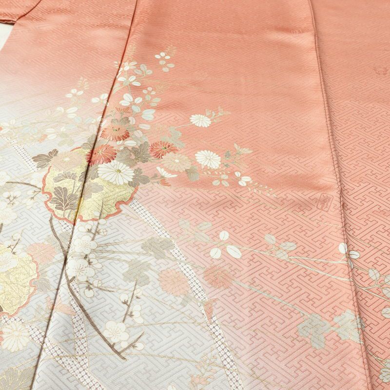 訪問着 良品 落款入り 綸子 正絹 木の葉・植物柄 袷仕立て 身丈159.5cm 裄丈63cm リサイクル着物 一部しつけ糸付き 着物 箔 刺繍 金彩 入学式 卒業式 七五三 お宮参り フォーマル 菊 萩 雪輪 サーモンピンク ピンク_画像5