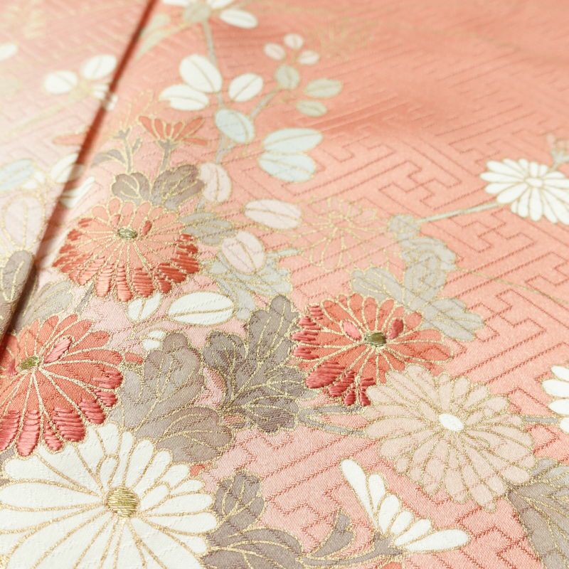 訪問着 良品 落款入り 綸子 正絹 木の葉・植物柄 袷仕立て 身丈159.5cm 裄丈63cm リサイクル着物 一部しつけ糸付き 着物 箔 刺繍 金彩 入学式 卒業式 七五三 お宮参り フォーマル 菊 萩 雪輪 サーモンピンク ピンク_画像8