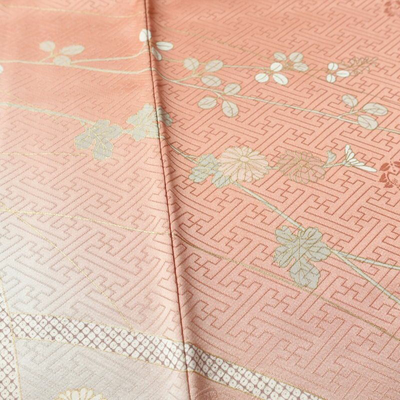 訪問着 良品 落款入り 綸子 正絹 木の葉・植物柄 袷仕立て 身丈159.5cm 裄丈63cm リサイクル着物 一部しつけ糸付き 着物 箔 刺繍 金彩 入学式 卒業式 七五三 お宮参り フォーマル 菊 萩 雪輪 サーモンピンク ピンク_画像10