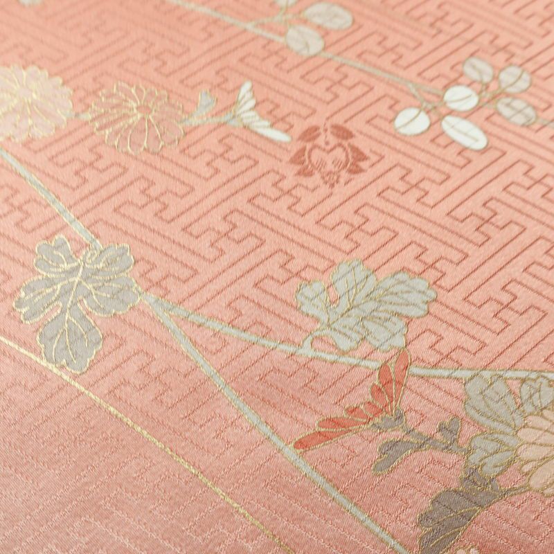 訪問着 良品 落款入り 綸子 正絹 木の葉・植物柄 袷仕立て 身丈159.5cm 裄丈63cm リサイクル着物 一部しつけ糸付き 着物 箔 刺繍 金彩 入学式 卒業式 七五三 お宮参り フォーマル 菊 萩 雪輪 サーモンピンク ピンク_画像12