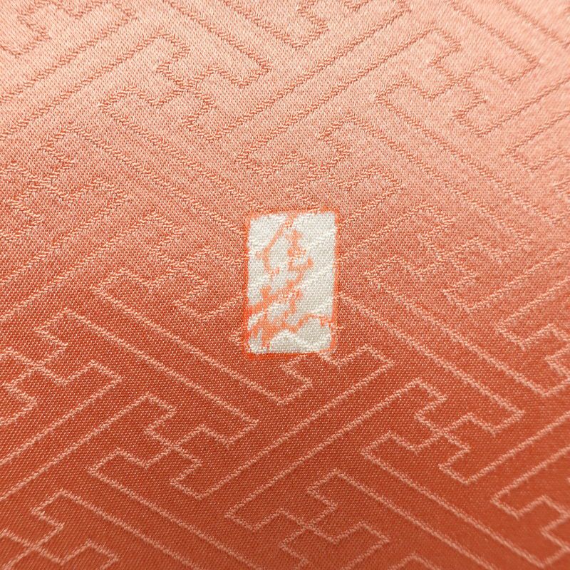 訪問着 良品 落款入り 綸子 正絹 木の葉・植物柄 袷仕立て 身丈159.5cm 裄丈63cm リサイクル着物 一部しつけ糸付き 着物 箔 刺繍 金彩 入学式 卒業式 七五三 お宮参り フォーマル 菊 萩 雪輪 サーモンピンク ピンク_画像14