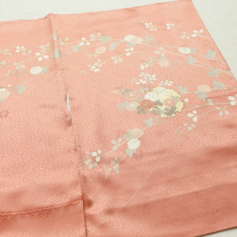 訪問着 良品 落款入り 綸子 正絹 木の葉・植物柄 袷仕立て 身丈159.5cm 裄丈63cm リサイクル着物 一部しつけ糸付き 着物 箔 刺繍 金彩 入学式 卒業式 七五三 お宮参り フォーマル 菊 萩 雪輪 サーモンピンク ピンク_画像15