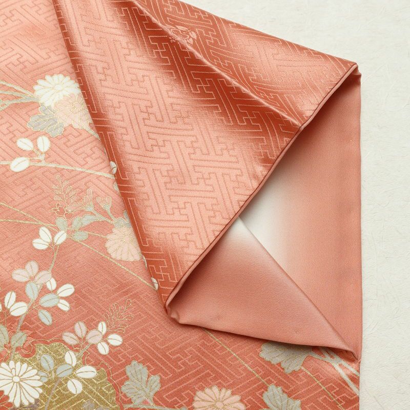 訪問着 良品 落款入り 綸子 正絹 木の葉・植物柄 袷仕立て 身丈159.5cm 裄丈63cm リサイクル着物 一部しつけ糸付き 着物 箔 刺繍 金彩 入学式 卒業式 七五三 お宮参り フォーマル 菊 萩 雪輪 サーモンピンク ピンク_画像16