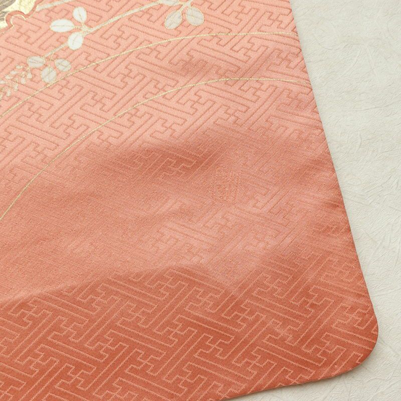訪問着 良品 落款入り 綸子 正絹 木の葉・植物柄 袷仕立て 身丈159.5cm 裄丈63cm リサイクル着物 一部しつけ糸付き 着物 箔 刺繍 金彩 入学式 卒業式 七五三 お宮参り フォーマル 菊 萩 雪輪 サーモンピンク ピンク_画像17