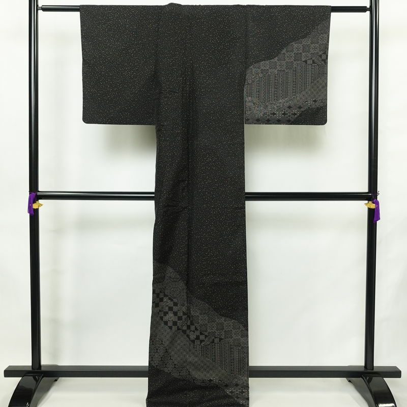 付け下げ 正絹 幾何学柄・抽象柄 袷仕立て 身丈167cm 裄丈66.5cm リサイクル着物 着物 紬地 黒_画像2