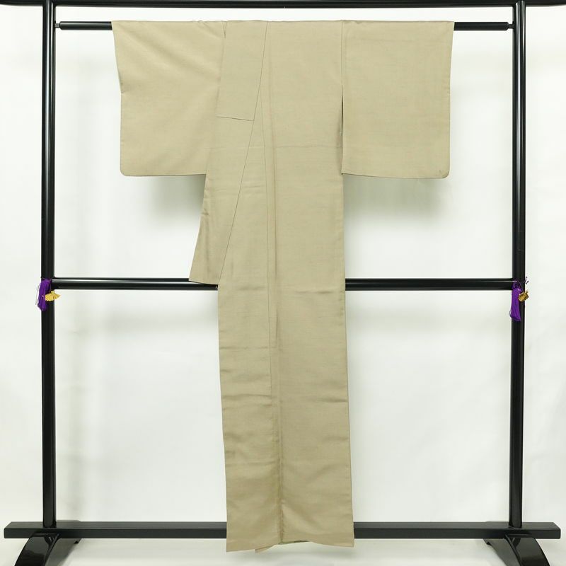 紬 正絹 無地 袷仕立て 身丈154cm 裄丈63cm リサイクル着物 着物 シンプル ベージュ_画像2