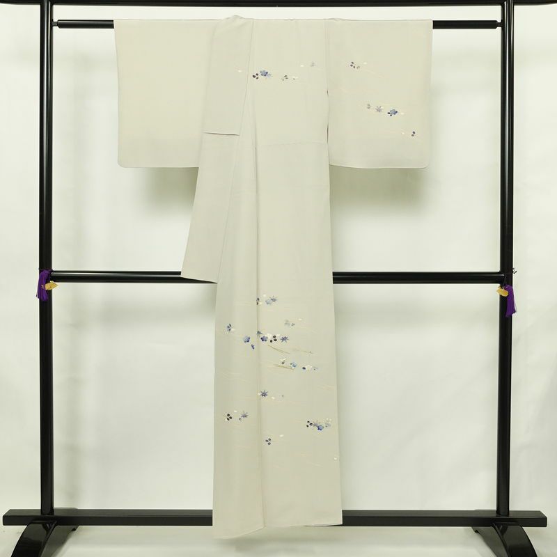訪問着 良品 京手描友禅 縮緬 一つ紋付き 正絹 花柄 袷仕立て 身丈152.5cm 裄丈62.5cm リサイクル着物 着物 刺繍 箔 金彩 入学式 卒業式 七五三 お宮参り フォーマル 上品 グレー_画像2