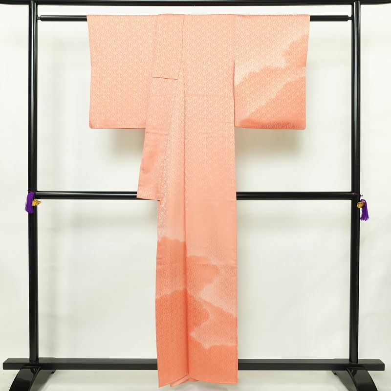 付け下げ 良品 綸子 正絹 古典柄 袷仕立て 身丈156.5cm 裄丈63cm リサイクル着物 着物 入学式 卒業式 七五三 お宮参り フォーマル 上品 サーモンピンク ピンク_画像2