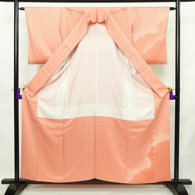 付け下げ 良品 綸子 正絹 古典柄 袷仕立て 身丈156.5cm 裄丈63cm リサイクル着物 着物 入学式 卒業式 七五三 お宮参り フォーマル 上品 サーモンピンク ピンク_画像3