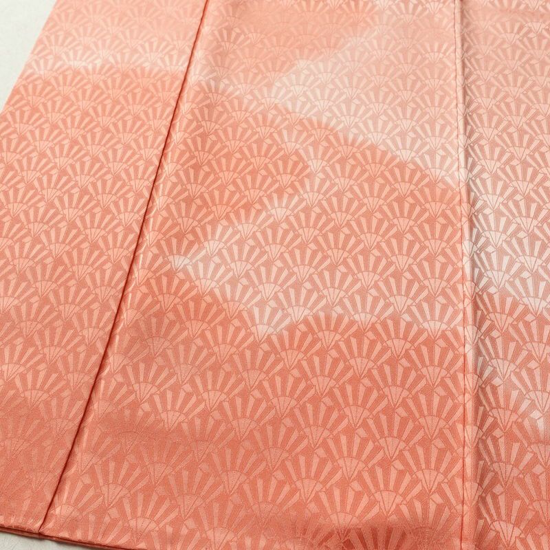 付け下げ 良品 綸子 正絹 古典柄 袷仕立て 身丈156.5cm 裄丈63cm リサイクル着物 着物 入学式 卒業式 七五三 お宮参り フォーマル 上品 サーモンピンク ピンク_画像4