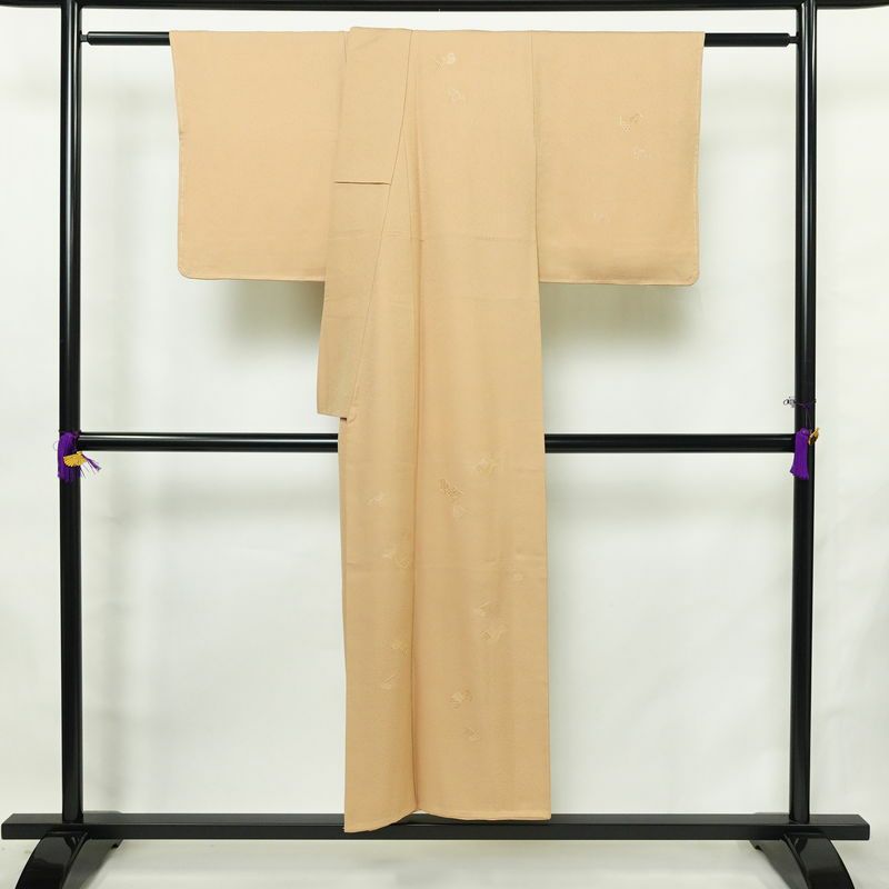 付け下げ 良品 しつけ糸付き スワトウ刺繍 正絹 古典柄 袷仕立て 身丈148.5cm 裄丈63cm リサイクル着物 着物 入学式 卒業式 七五三 お宮参り フォーマル シンプル おしゃれ 上品 ベージュ_画像2