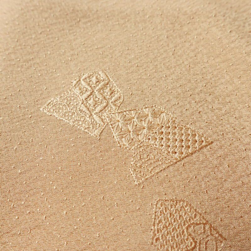 付け下げ 良品 しつけ糸付き スワトウ刺繍 正絹 古典柄 袷仕立て 身丈148.5cm 裄丈63cm リサイクル着物 着物 入学式 卒業式 七五三 お宮参り フォーマル シンプル おしゃれ 上品 ベージュ_画像8