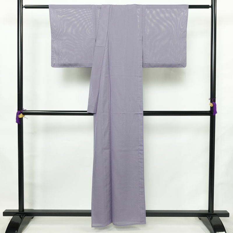 盛夏 色無地 美品 しつけ糸付き 夏用 一つ紋付き バチ衿仕立て ポリエステル 単衣仕立て 身丈157cm 裄丈65cm リサイクル着物 着物 お茶会 フォーマル 紫・藤色_画像2