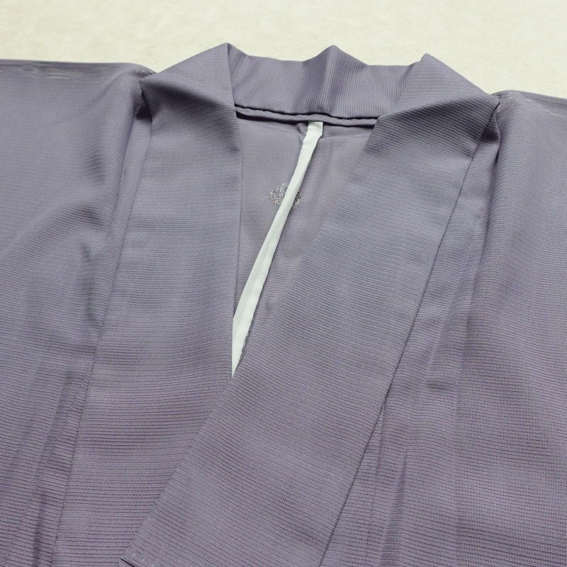 盛夏 色無地 美品 しつけ糸付き 夏用 一つ紋付き バチ衿仕立て ポリエステル 単衣仕立て 身丈157cm 裄丈65cm リサイクル着物 着物 お茶会 フォーマル 紫・藤色_画像16