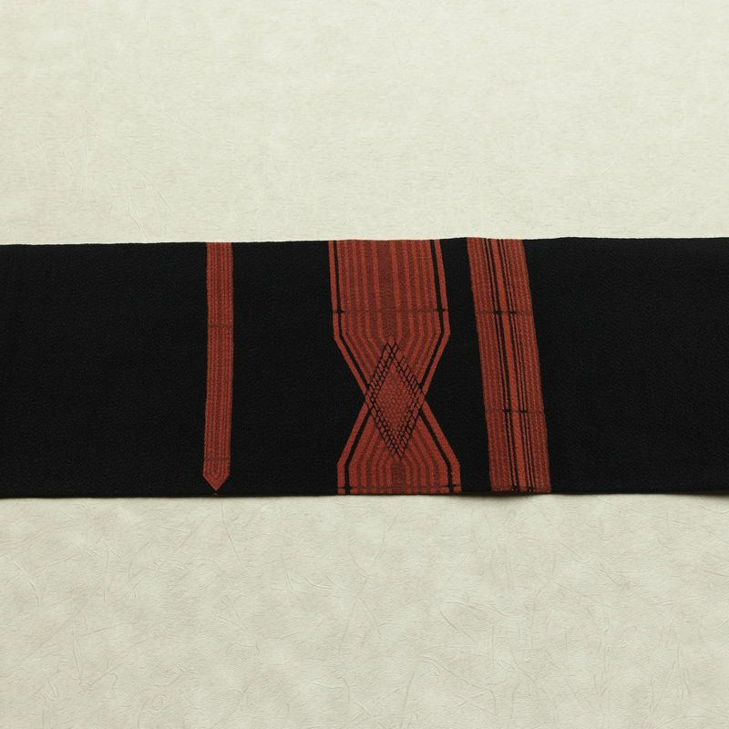 名古屋帯 草木手染 太鼓柄 美品 縮緬 正絹 幾何学柄・抽象柄 名古屋仕立て なごや帯 リサイクル帯 帯 モダン 黒_画像14