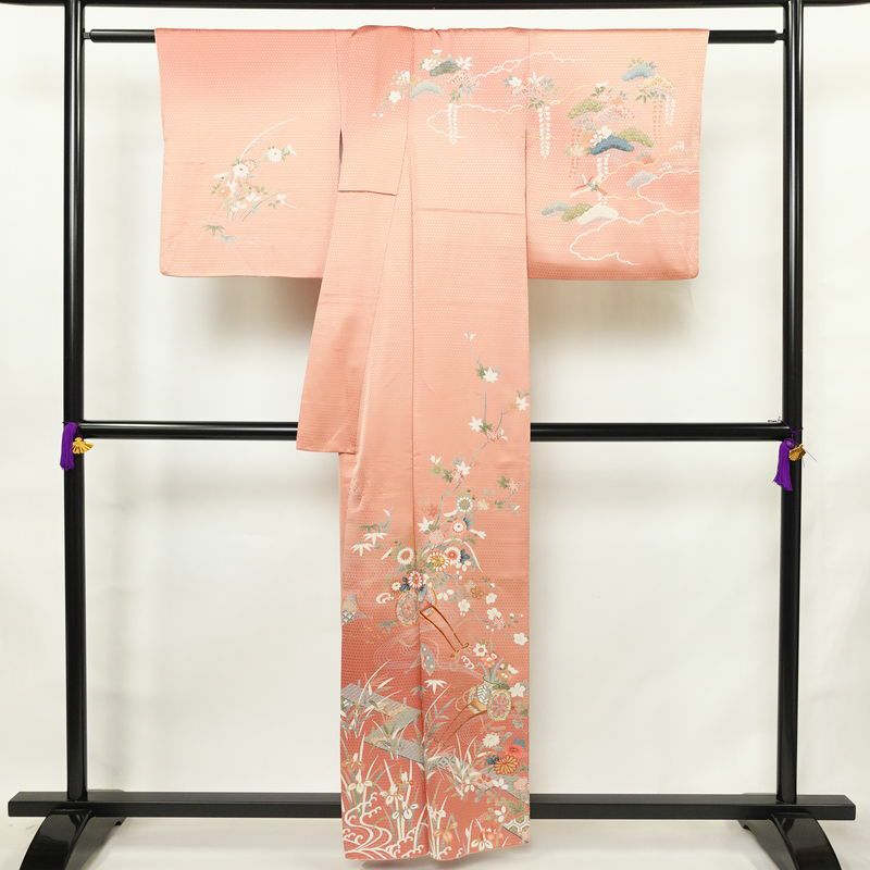 訪問着 美品 綸子 伊達衿付き 金駒刺繍 正絹 古典柄 袷仕立て 身丈159cm 裄丈66cm リサイクル着物 着物 入学式 卒業式 七五三 お宮参り フォーマル 四季花 紅葉 菖蒲 菊 桜 ピンク_画像2