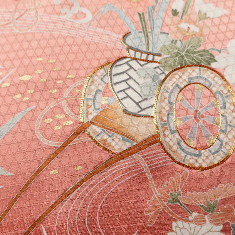訪問着 美品 綸子 伊達衿付き 金駒刺繍 正絹 古典柄 袷仕立て 身丈159cm 裄丈66cm リサイクル着物 着物 入学式 卒業式 七五三 お宮参り フォーマル 四季花 紅葉 菖蒲 菊 桜 ピンク_画像10