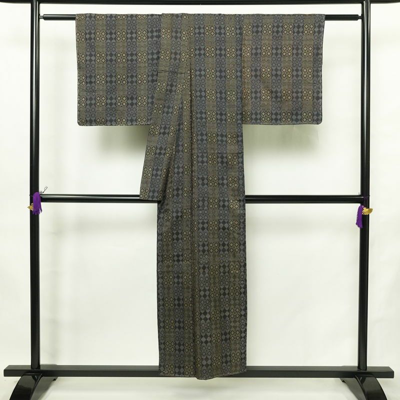 紬 しつけ糸付き 正絹 縞柄・線柄 袷仕立て 身丈150cm 裄丈66cm リサイクル着物 着物 モダン 多色使い_画像2