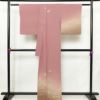 訪問着 美品 しつけ糸付き 縮緬 正絹 風景柄 袷仕立て 身丈166.5cm 裄丈68.5cm リサイクル着物 着物 入学式 卒業式 七五三 お宮参り フォーマル ピンク_画像2